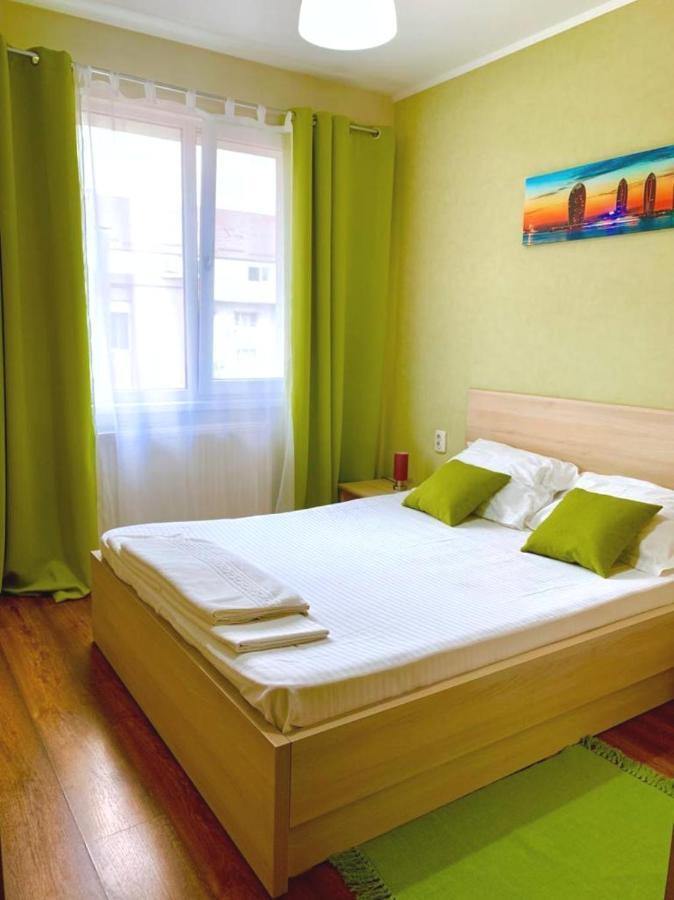 Emma Accommodation - Clean And Comfortable Apartment Iasi Exterior foto
